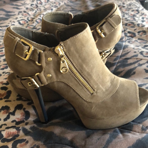 Elegant Tan heeled boots with gold zipper & buckle - Picture 3 of 6